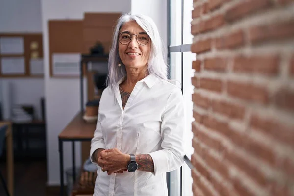 Mujer Pelo Gris Mediana Edad Trabajadora Negocios Sonriendo Confiada Pie —  Fotos de Stock