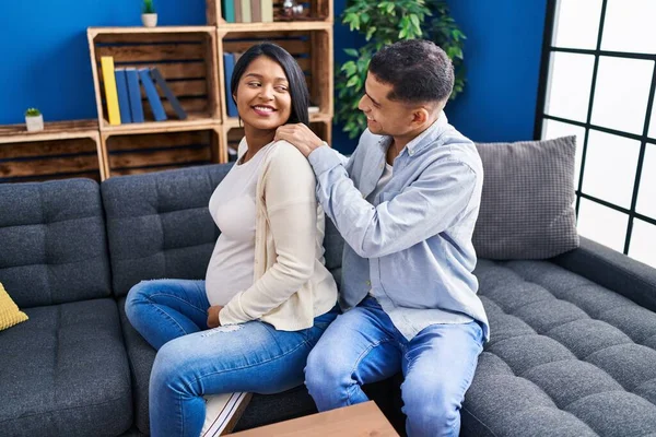 Jong Latijn Paar Verwachten Baby Masseren Terug Thuis — Stockfoto