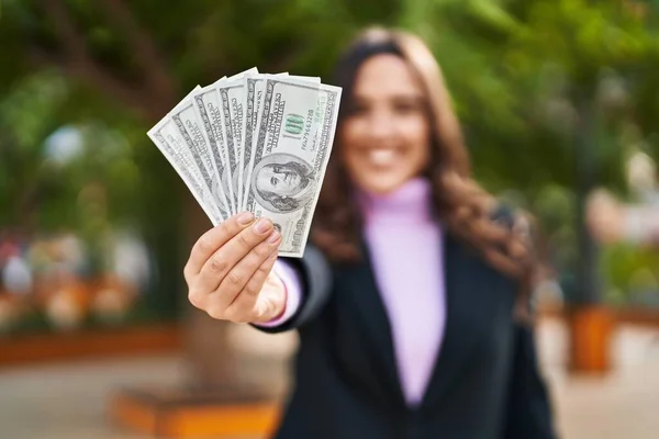 Young Hispanic Woman Smiling Confident Holding Dollars Park — Stockfoto