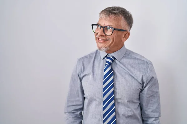 Hispanic Affärsman Med Grått Hår Bär Glasögon Tittar Bort Till — Stockfoto