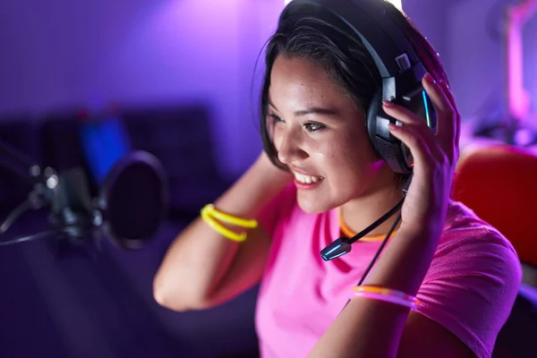Young Hispanic Woman Streamer Smiling Confident Sitting Table Gaming Room — Stockfoto