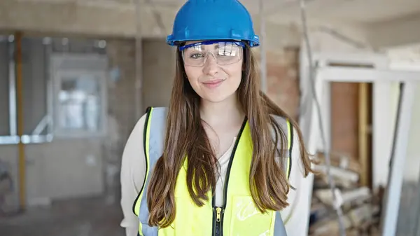 Jovem Bela Mulher Hispânica Construtor Sorrindo Confiante Local Construção — Fotografia de Stock
