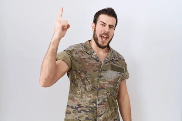 Joven Hombre Hispano Usando Uniforme Camuflaje Del Ejército Apuntando Con —  Fotos de Stock