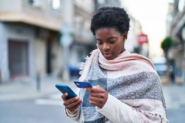 African American Woman Using Smartphone Credit Card Street — Fotografia de Stock