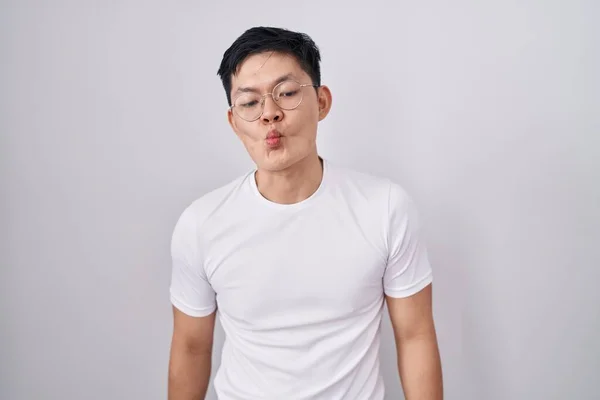 Joven Hombre Asiático Pie Sobre Fondo Blanco Haciendo Cara Pez — Foto de Stock