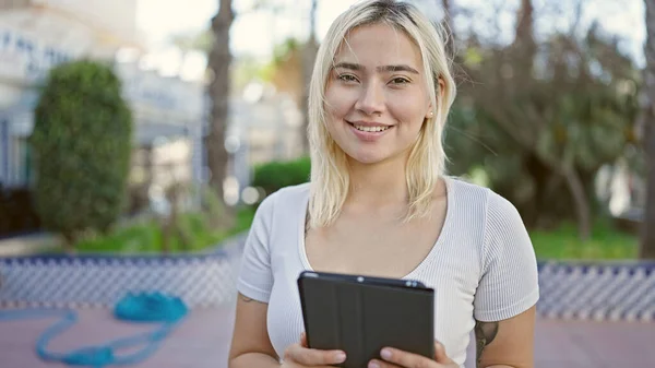Νεαρή Όμορφη Ισπανόφωνη Γυναίκα Χαμογελά Αυτοπεποίθηση Χρησιμοποιώντας Touchpad Στο Πάρκο — Φωτογραφία Αρχείου