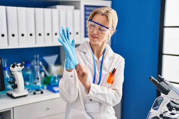 Νεαρή Ξανθιά Γυναίκα Επιστήμονας Στέκεται Χέρια Σταυρωμένα Χειρονομία Στο Εργαστήριο — Φωτογραφία Αρχείου
