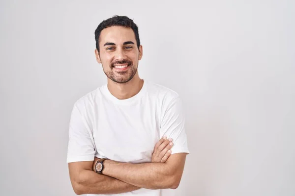 Stilig Latinamerikansk Man Står Över Vit Bakgrund Glad Ansikte Leende — Stockfoto
