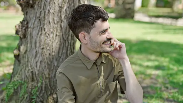 Genç Spanyol Adam Akıllı Telefondan Konuşuyor Parkta Oturuyor — Stok fotoğraf