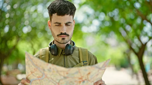 Sırt Çantası Kulaklık Takan Spanyol Turist Parkta Harita Arıyor — Stok fotoğraf