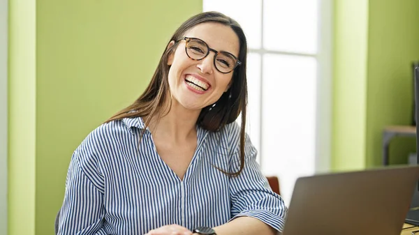 Jovem Bela Mulher Hispânica Empresária Sorrindo Confiante Sentado Mesa Escritório — Fotografia de Stock