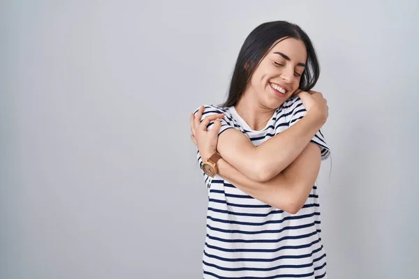 Joven Morena Vistiendo Camiseta Rayas Abrazándose Feliz Positivo Sonriendo Confiado — Foto de Stock