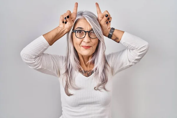 Mujer Mediana Edad Con Pelo Gris Pie Sobre Fondo Blanco — Foto de Stock