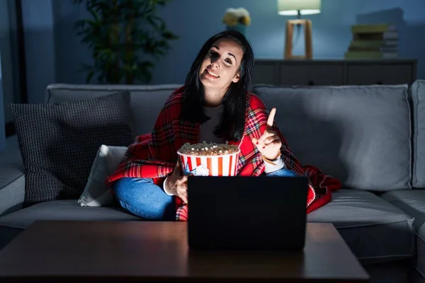 Spaanse Vrouw Die Popcorn Eet Kijkend Naar Een Film Bank — Stockfoto