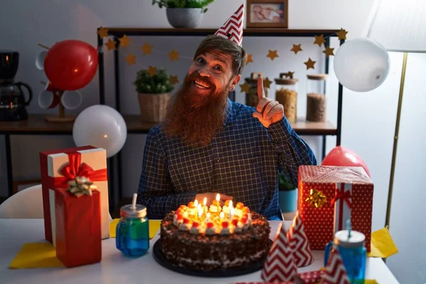 축하하는 수염을 남자가 초콜릿 케이크를 성공적 아이디어를 내놓았습니다 행복하고 활기찬 — 스톡 사진