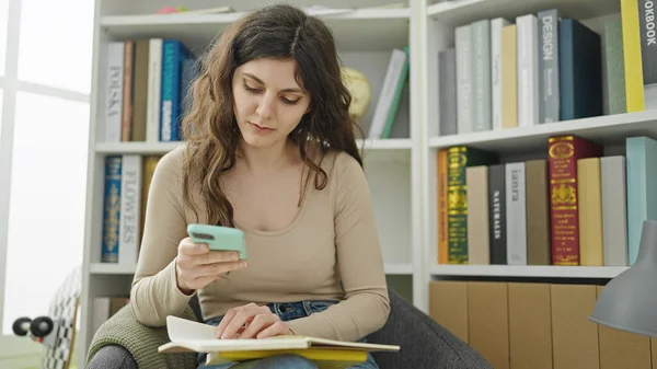 Giovane Bella Studentessa Ispanica Utilizzando Smartphone Libro Lettura Presso Università — Foto Stock