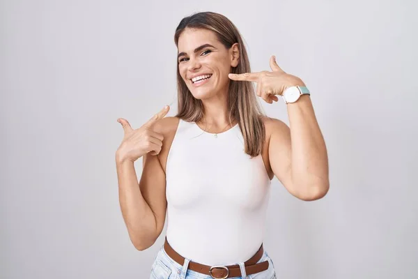 Mujer Joven Hispana Pie Sobre Fondo Blanco Sonriendo Alegre Mostrando — Foto de Stock