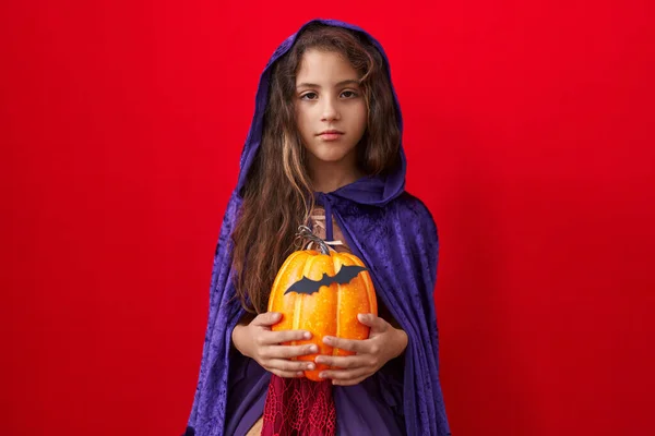 Malá Hispánka Sobě Čarodějnice Halloween Kostým Myšlení Postoj Střízlivý Výraz — Stock fotografie