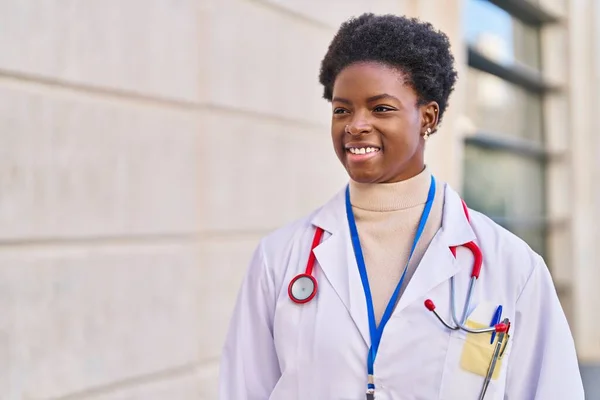 African American Woman Wearing Doctor Uniform Standing Street — Stock Photo, Image