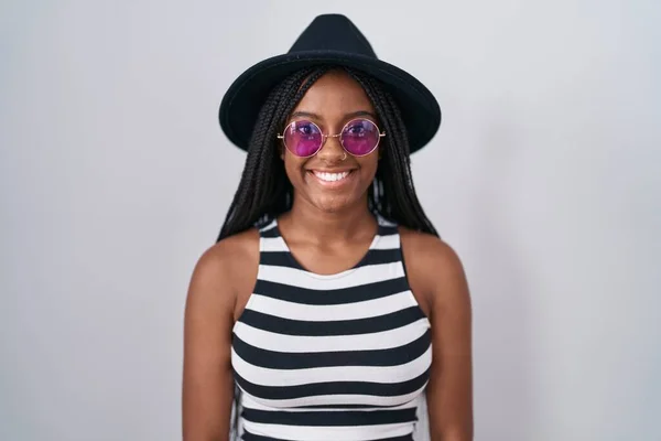 Młody Afroamerykanin Warkoczach Kapeluszu Okularach Przeciwsłonecznych Szczęśliwym Chłodnym Uśmiechem Twarzy — Zdjęcie stockowe