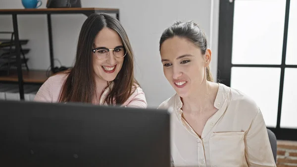 两名在办公室使用计算机讲话的女商业工作人员 — 图库照片