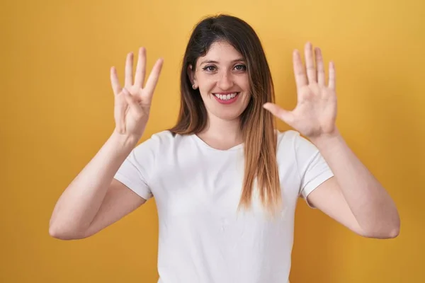 Молодая Брюнетка Женщина Стоит Желтом Фоне Показывая Указывая Пальцами Номер — стоковое фото