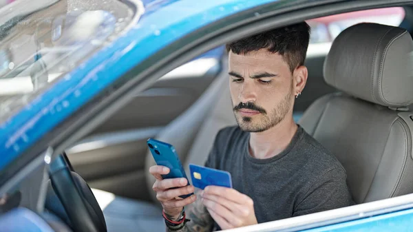 Mladý Hispánec Pomocí Smartphone Kreditní Karty Sedí Autě Ulici — Stock fotografie
