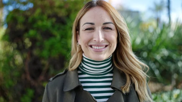 Jonge Mooie Spaanse Vrouw Glimlacht Vol Vertrouwen Het Park — Stockfoto