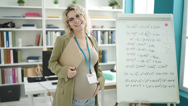 若いです妊娠中の女性教える数学上の磁気ボード保持クリップボードで教室 — ストック写真