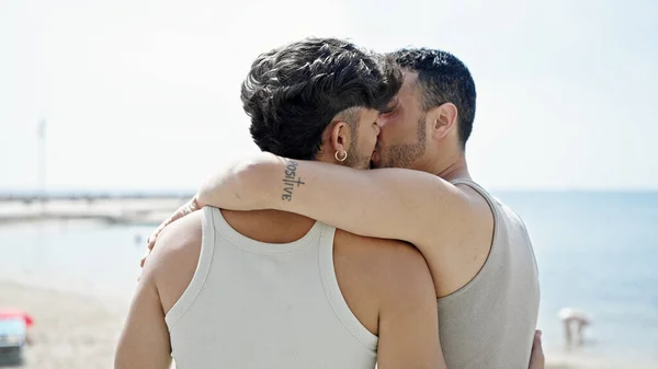 Due Uomini Coppia Che Abbracciano Baciano All Indietro Mare — Foto Stock