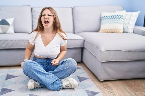 Genç Beyaz Bir Kadın Oturma Odasında Yerde Kızgın Kızgın Bir — Stok fotoğraf