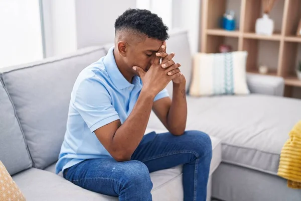 Giovane Uomo Latino Stressato Seduto Sul Divano Casa — Foto Stock