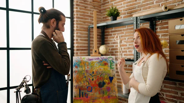 Man Woman Couple Looking Draw Speaking Art Studio — стоковое фото