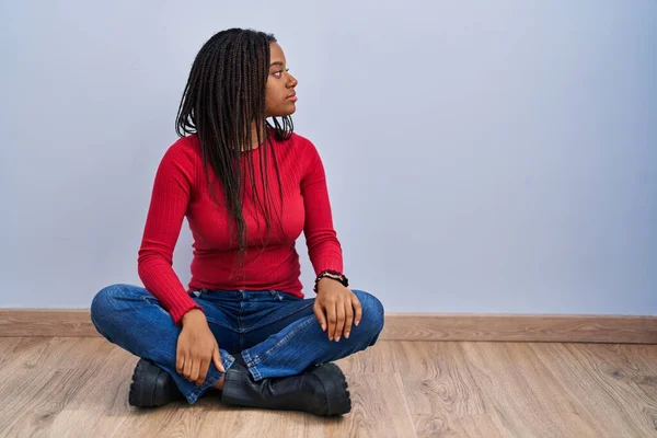 Young African American Braids Sitting Floor Home Looking Side Relax — Stock Photo, Image