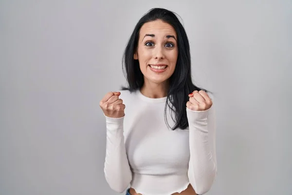 Tecrit Edilmiş Arka Planda Dikilen Spanyol Kadın Şaşkınlığı Şaşkınlığı Kollarını — Stok fotoğraf