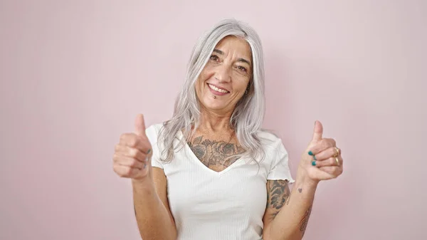 Middle Age Grey Haired Woman Smiling Thumbs Isolated Pink Background — Stock Photo, Image