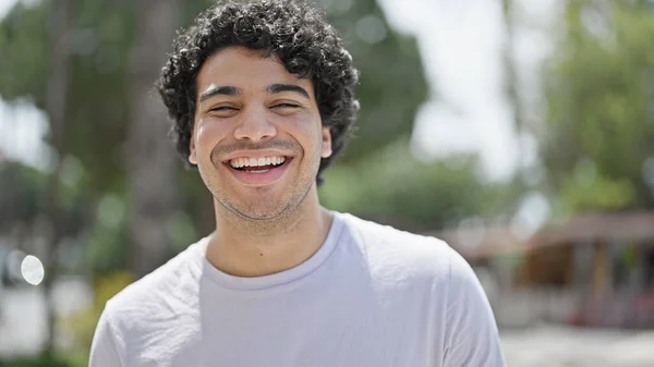 Νεαρός Λατίνος Άνδρας Χαμογελά Σίγουρος Στέκεται Στο Πάρκο — Φωτογραφία Αρχείου