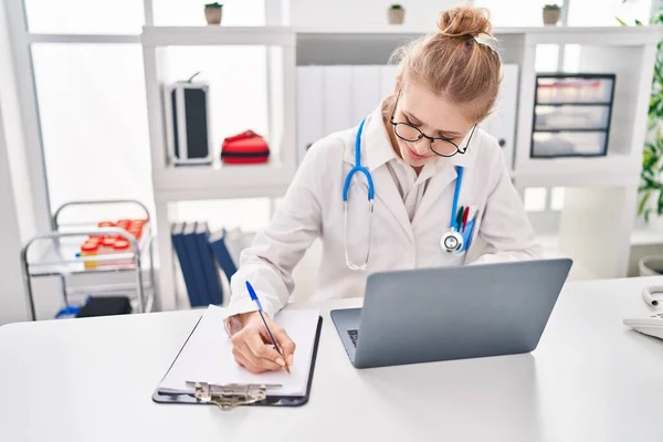 Junge Blonde Ärztin Schreibt Mit Laptop Arztbericht Klinik — Stockfoto