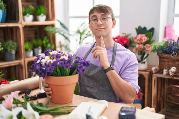 Çiçekçi Dükkanında Çalışan Beyaz Tenli Sarışın Adam Şüpheye Odaklanmıştı Parmakları — Stok fotoğraf
