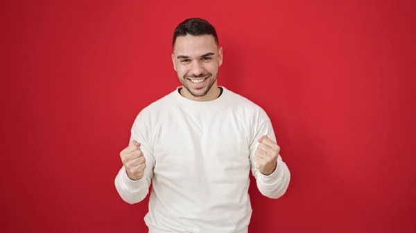 Νεαρός Ισπανός Άνδρας Χαμογελά Σίγουρος Στέκεται Χειρονομία Νικητής Πάνω Από — Φωτογραφία Αρχείου