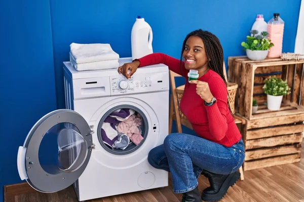 Afroamerykanka Uśmiecha Się Pewnie Trzymając Detergent Pralce Pralni — Zdjęcie stockowe
