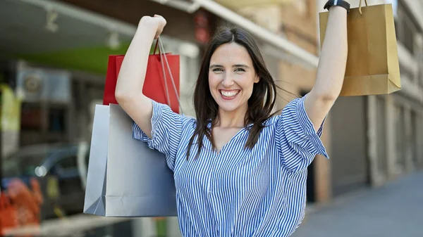 Junge Schöne Hispanische Frau Lächelt Beim Einkaufen Und Hält Taschen — Stockfoto