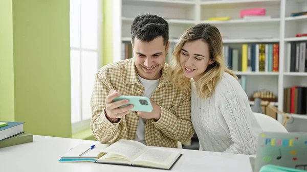 Estudantes Homens Mulheres Estudando Juntos Usando Smartphone Universidade Biblioteca — Fotografia de Stock