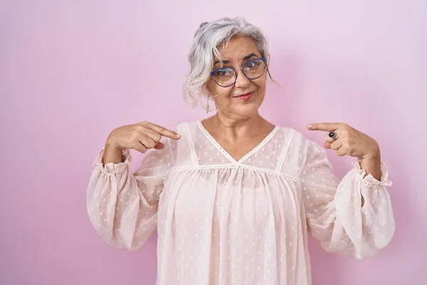 Middle Age Woman Grey Hair Standing Pink Background Looking Confident — Foto de Stock