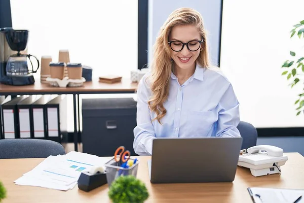 Young Blonde Woman Business Worker Using Laptop Working Office — Stock Photo, Image