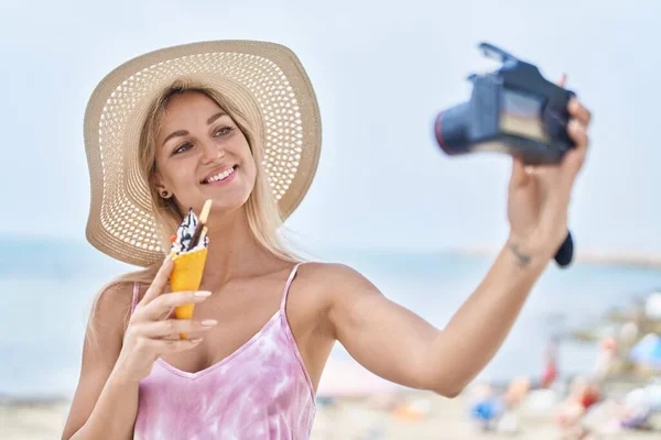 Νεαρή Ξανθιά Τουρίστρια Κάνει Selfie Από Κάμερα Τρώει Παγωτό Στη — Φωτογραφία Αρχείου