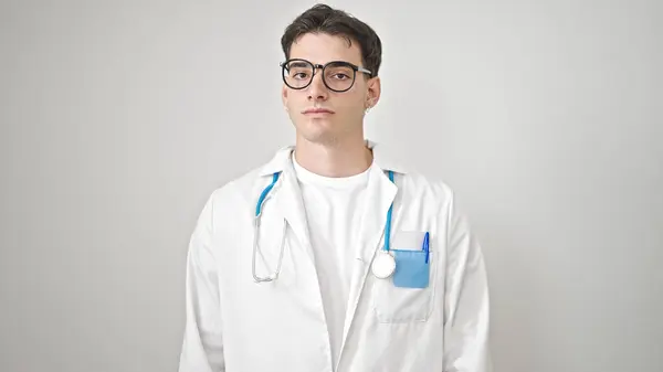 Junger Hispanischer Arzt Steht Mit Ernstem Gesichtsausdruck Vor Isoliertem Weißen — Stockfoto