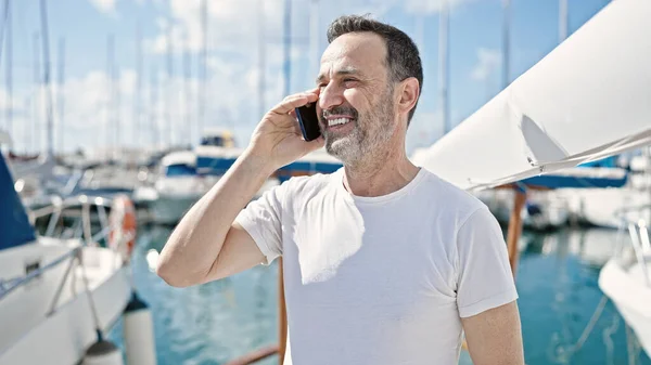 Μεσήλικας Άνθρωπος Χαμογελά Αυτοπεποίθηση Μιλώντας Στο Smartphone Στο Σκάφος — Φωτογραφία Αρχείου