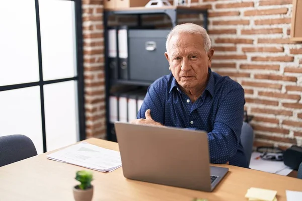 Homem Sênior Com Cabelos Grisalhos Trabalhando Usando Laptop Computador Escritório — Fotografia de Stock