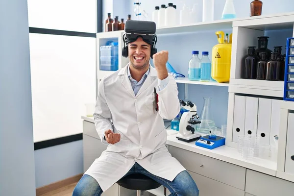 Joven Hispano Trabajando Laboratorio Científico Con Gafas Celebrando Sorprendido Sorprendido — Foto de Stock